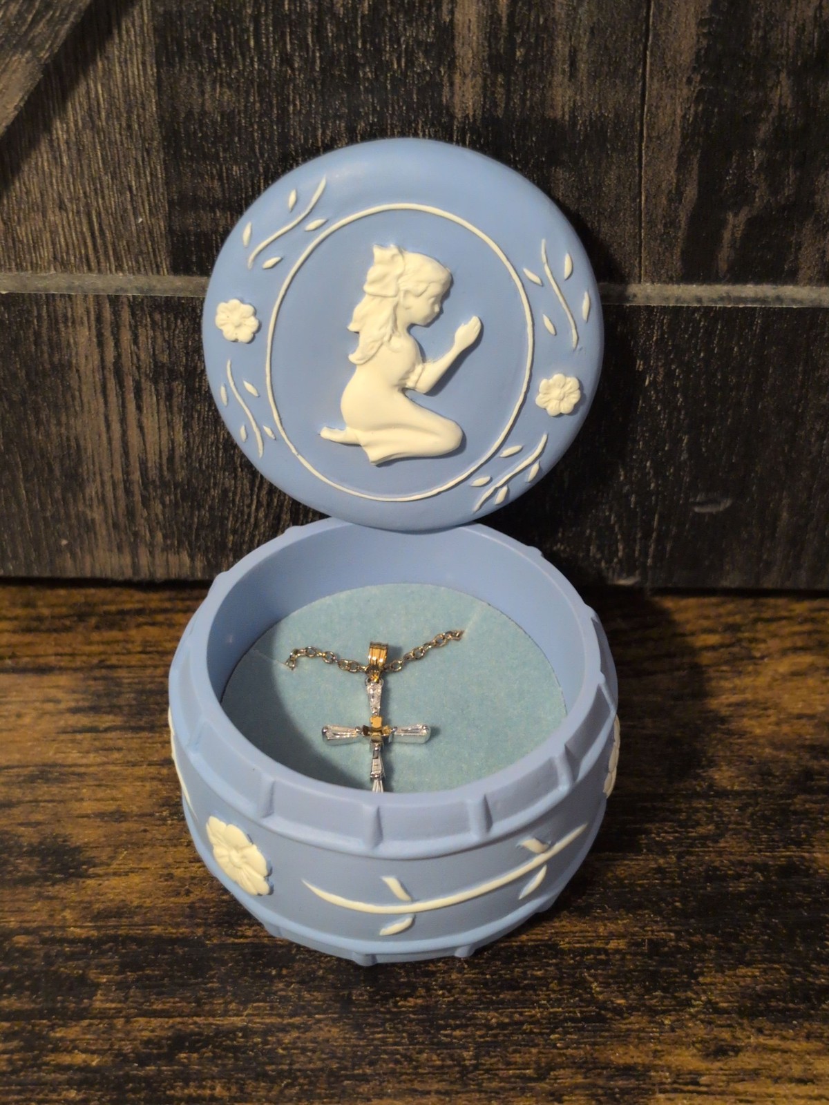 Avon Praying Child Trinket Box Blue White Jasperware Style Round Avon Praying Child Trinket Box Blue White Jasperware Style Round