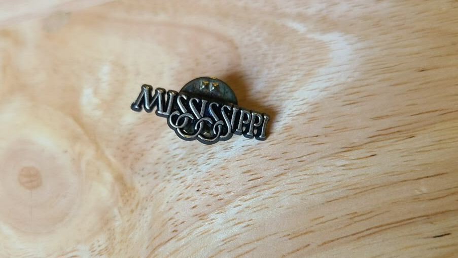 Vintage 80\'s  Mississippi state pin 1.5\