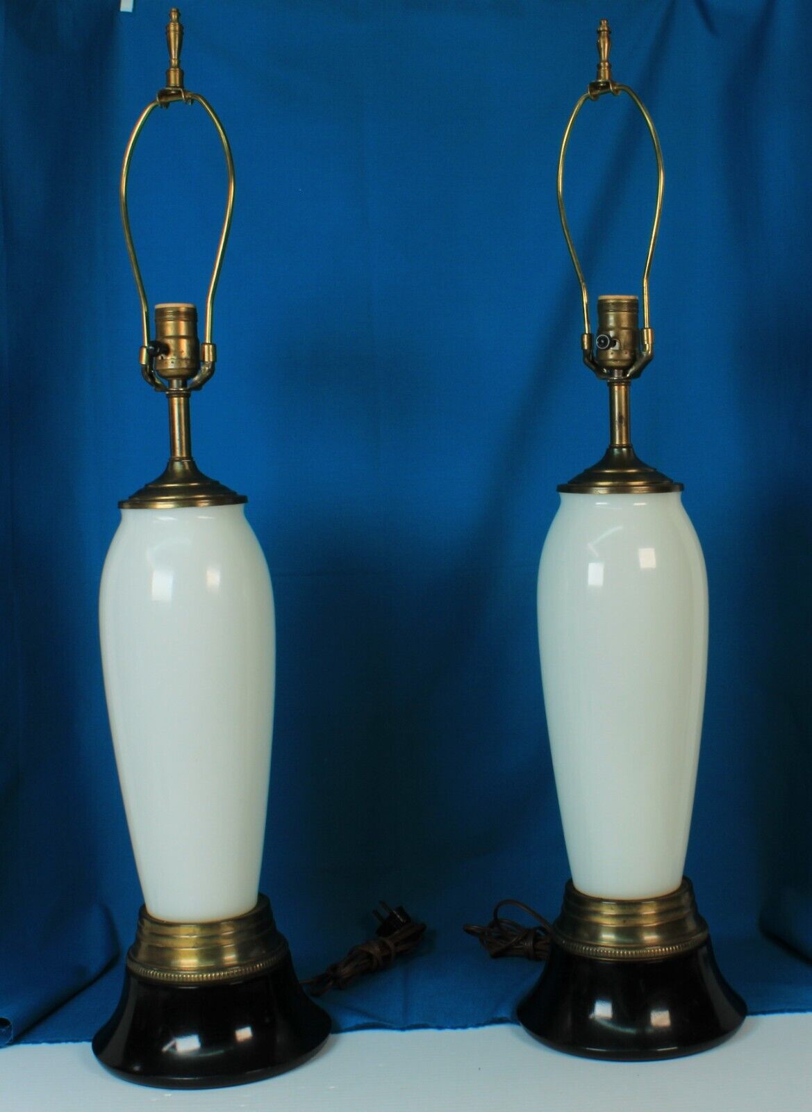 Pair Of Mid Century Modern White Milk Glass Table Lamps Rare