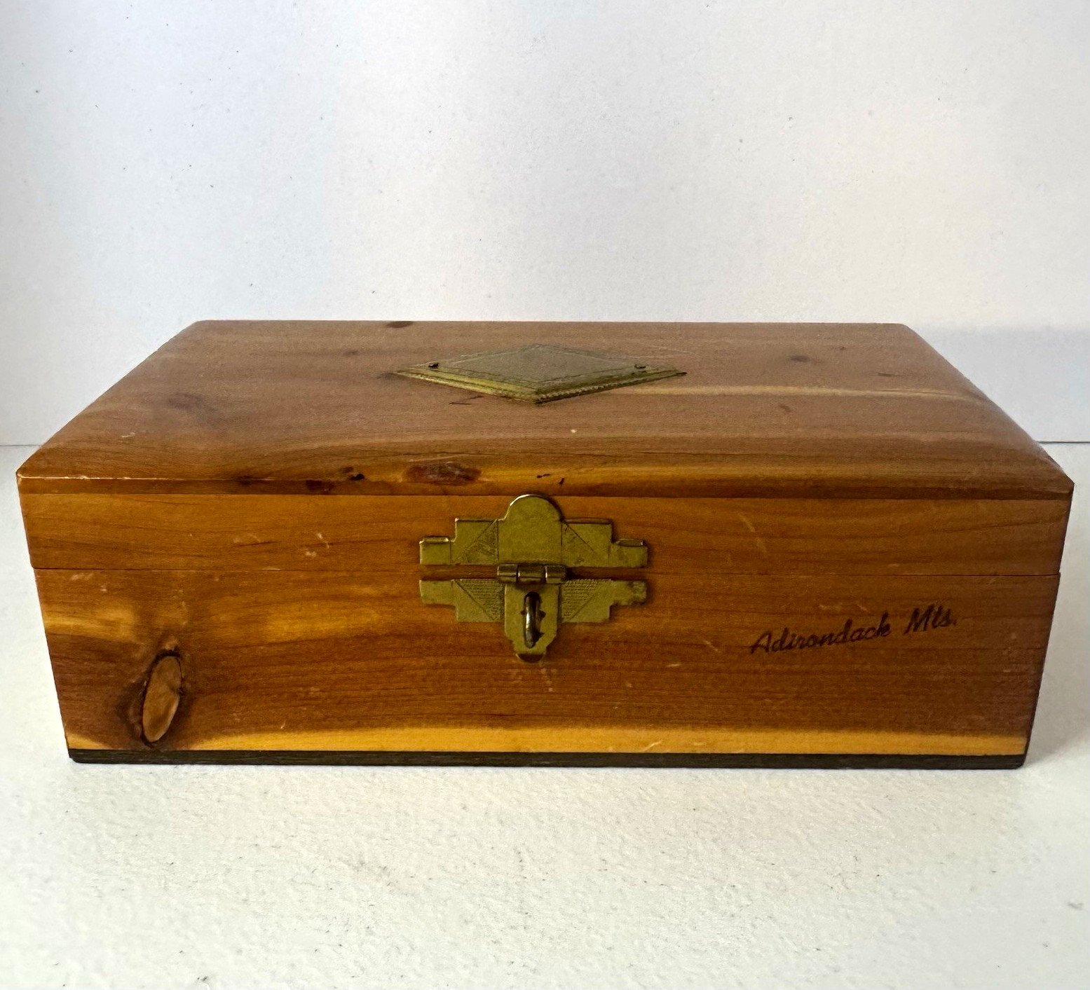 Vintage cedar wood souvenir trinket box Adirondack Mountains brass front latch