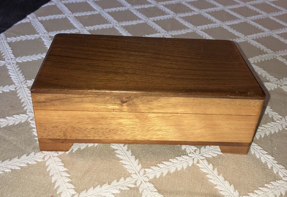 Vintage wooden Music Box Jewelery Box. 99 Tales Of Vienna woods T15500