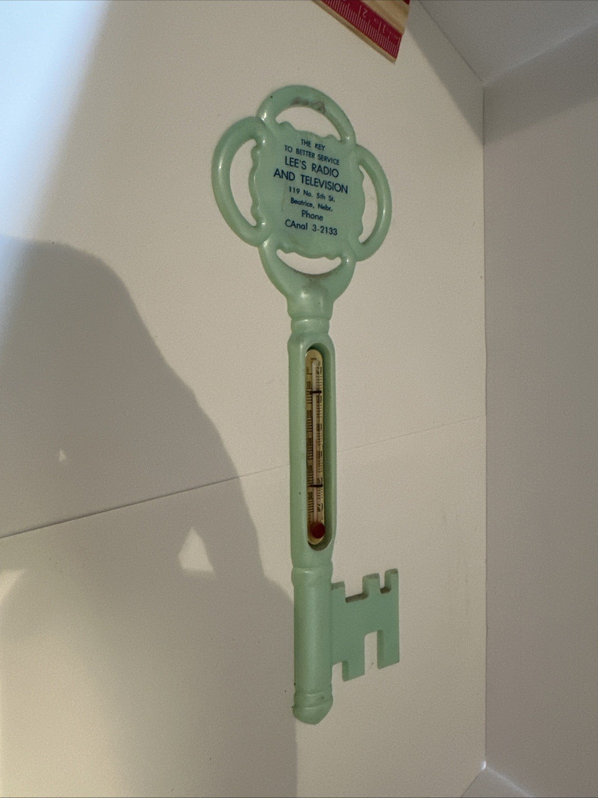 VTg “lee’s radio and television” Beatrice, NE Plastic Key Thermometer Sign works