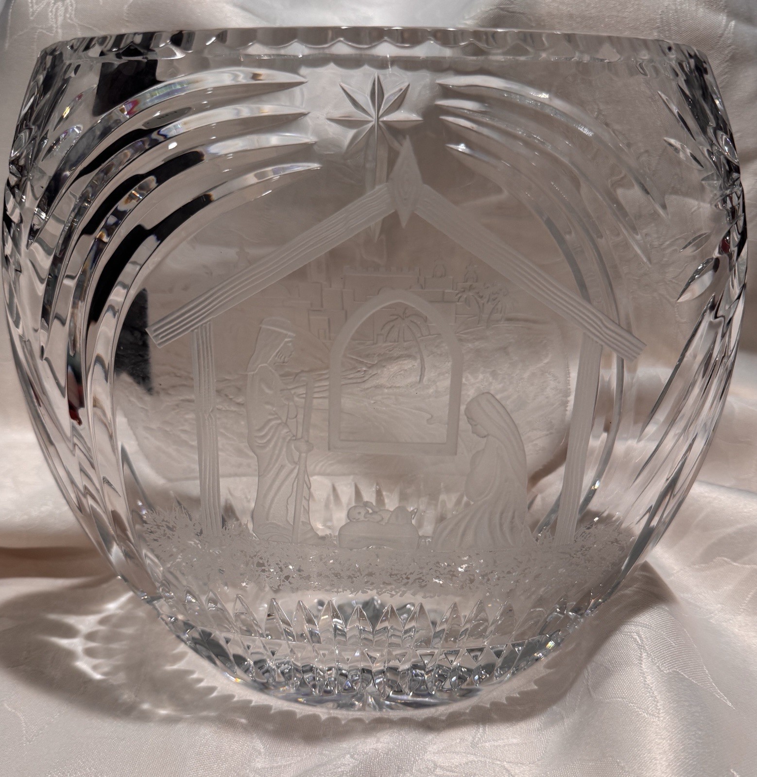 Stunning Waterford Crystal Nativity Holy Family Oval Vase with Original Box Stunning Waterford Crystal Nativity Holy Family Oval Vase with Original Box