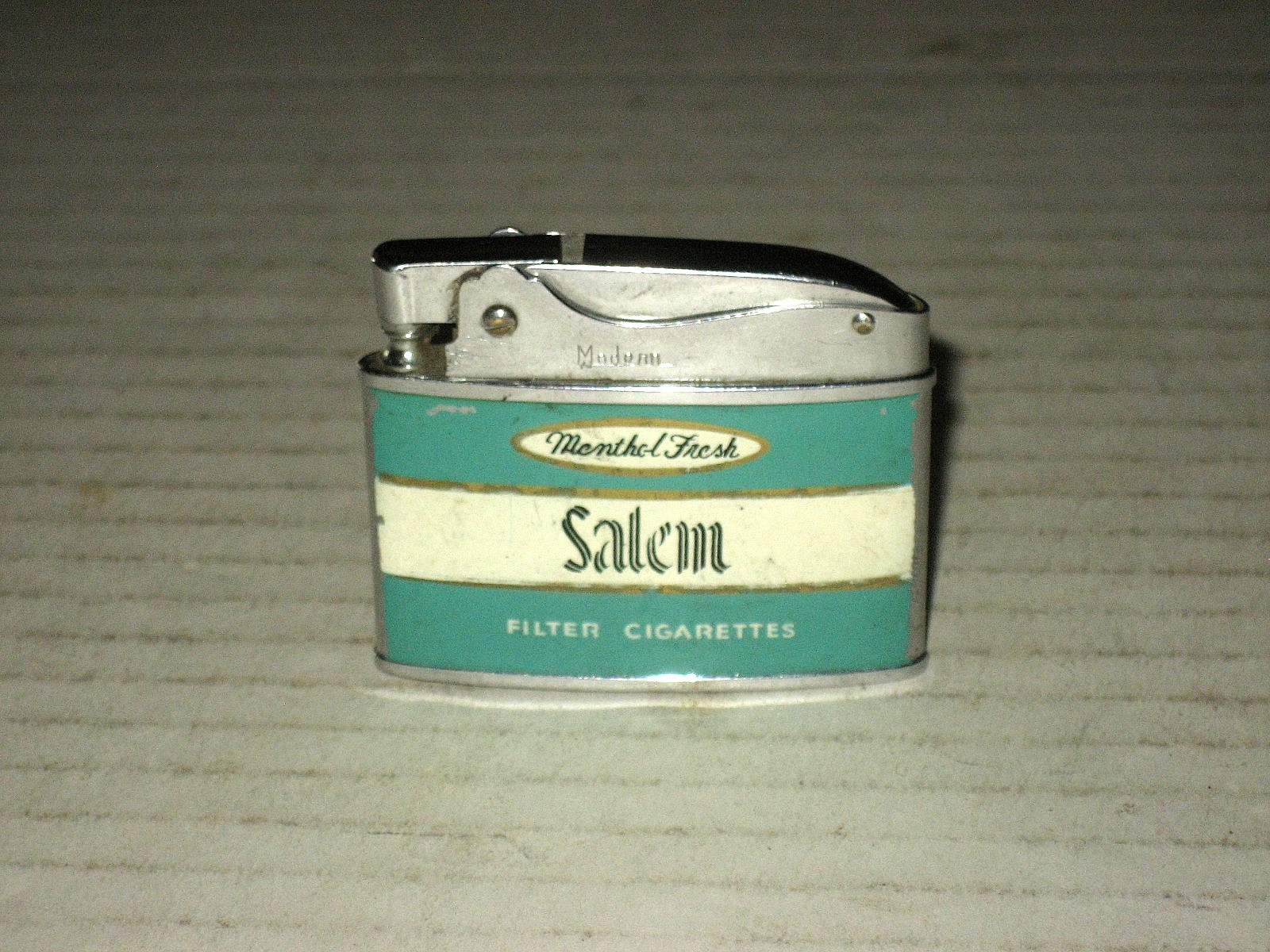 MODERN LIGHTER..SALEM CIGARETTES... nice SEE PICS MODERN LIGHTER..SALEM CIGARETTES... nice SEE PICS