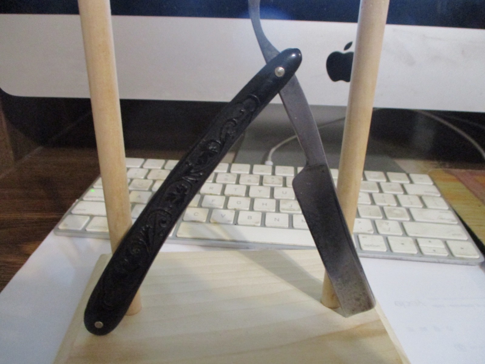 WM. ELLIOT #19  STRAIGHT RAZOR W/ BLACK ART NOUVEAU LADY SCALES. VGC
