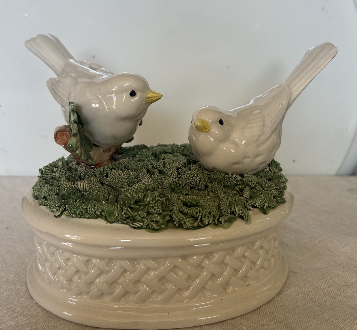 Vtg Italy 2 Birds Porcelain Large Trinket Box Hand Painted W/ Green Moss Vtg Italy 2 Birds Porcelain Large Trinket Box Hand Painted W/ Green Moss
