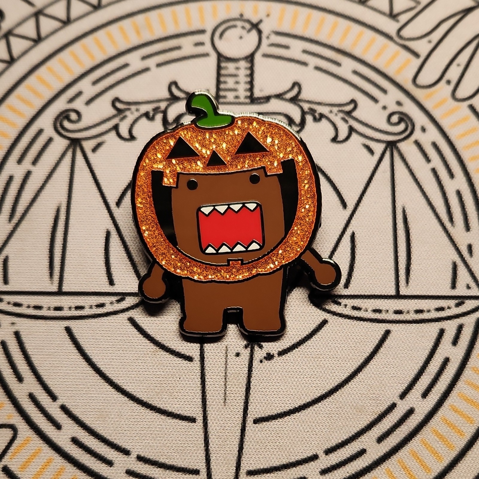 Whatever Company Domo Hot Topic Exclusive Enamelled Lapel Pin Halloween Chase 