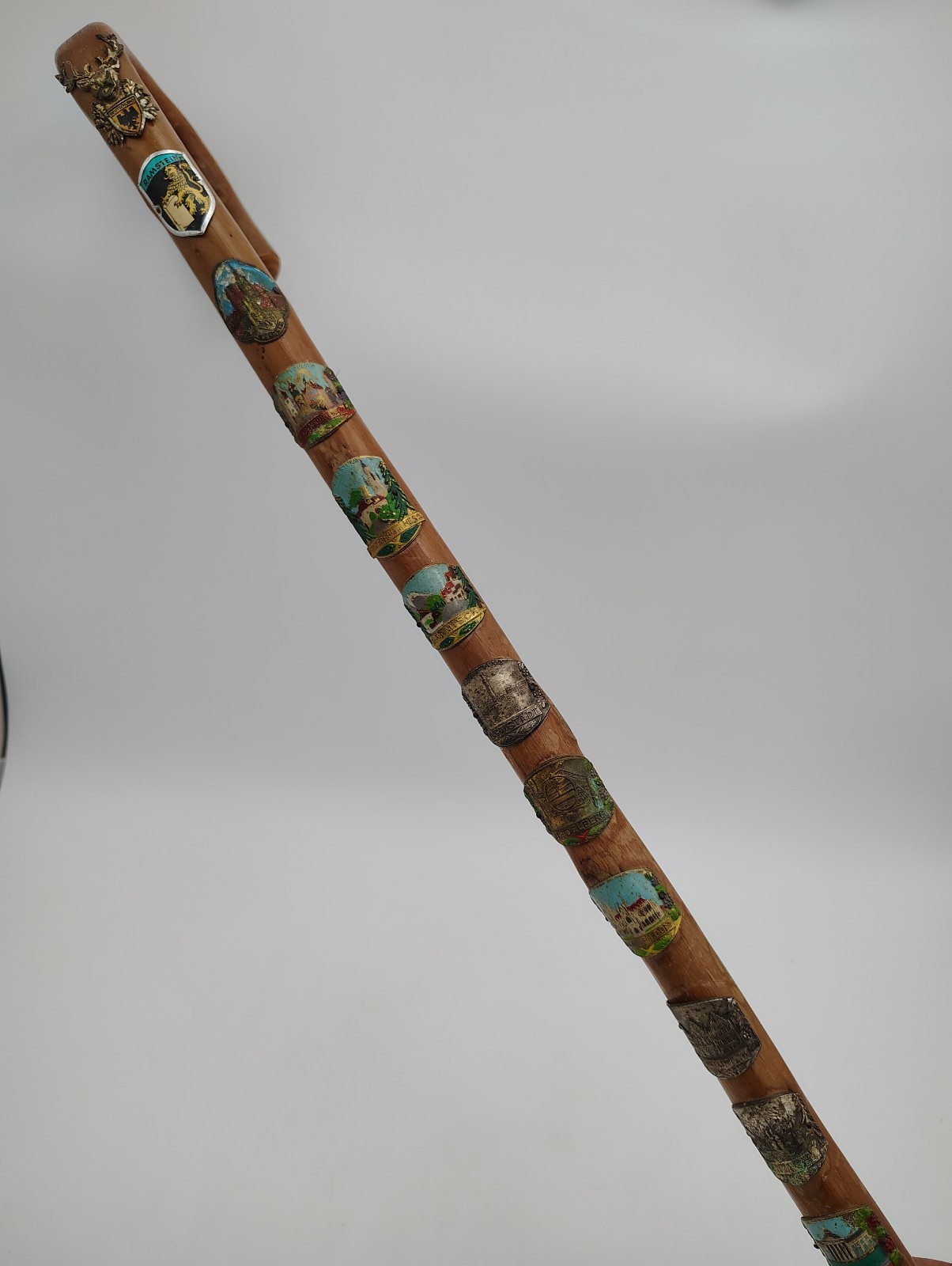 Vintage 1950s German Hiking Cane with 21 Souvenir Badges – German Collectable Vintage 1950s German Hiking Cane with 21 Souvenir Badges – German Collectable