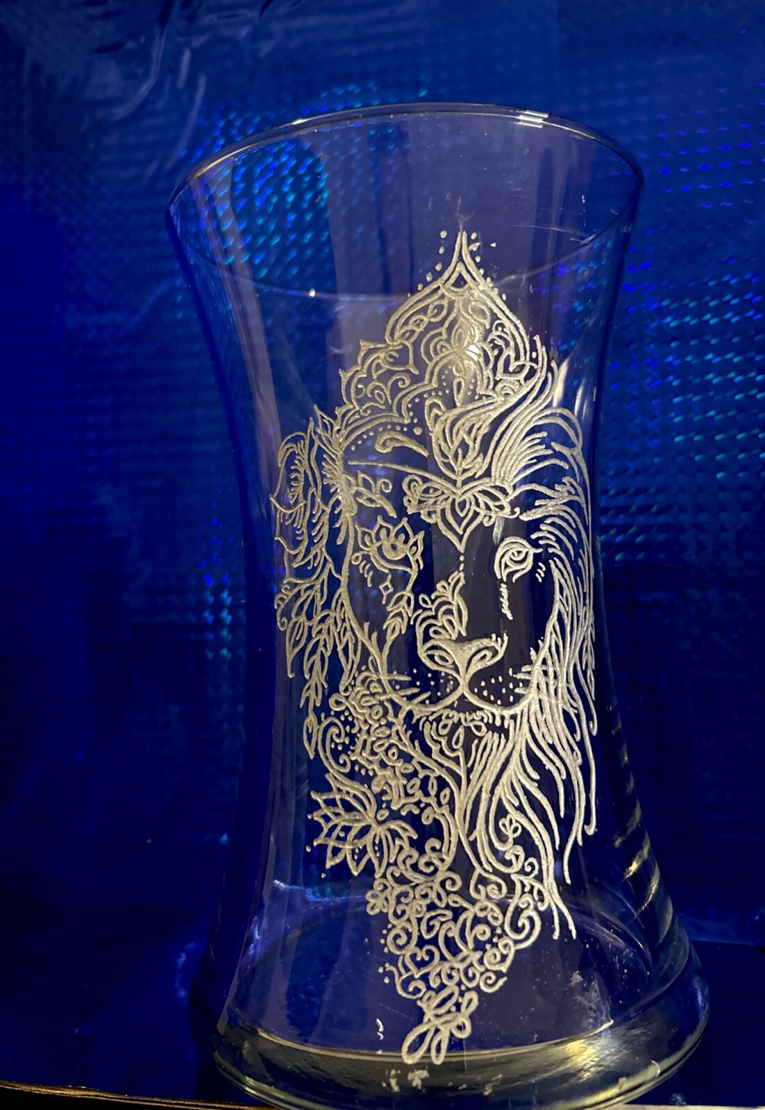OOAK Hand Crafted Etches Lion On Vase OOAK Hand Crafted Etches Lion On Vase
