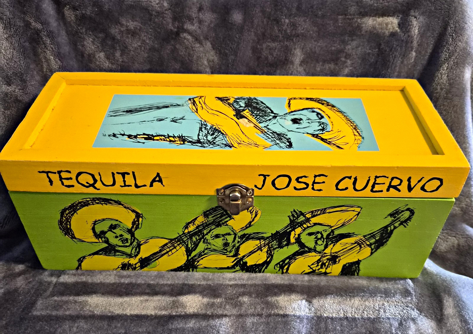 Jose Cuervo Reserva de la Familia Tequila Advertising Box Colección 2001