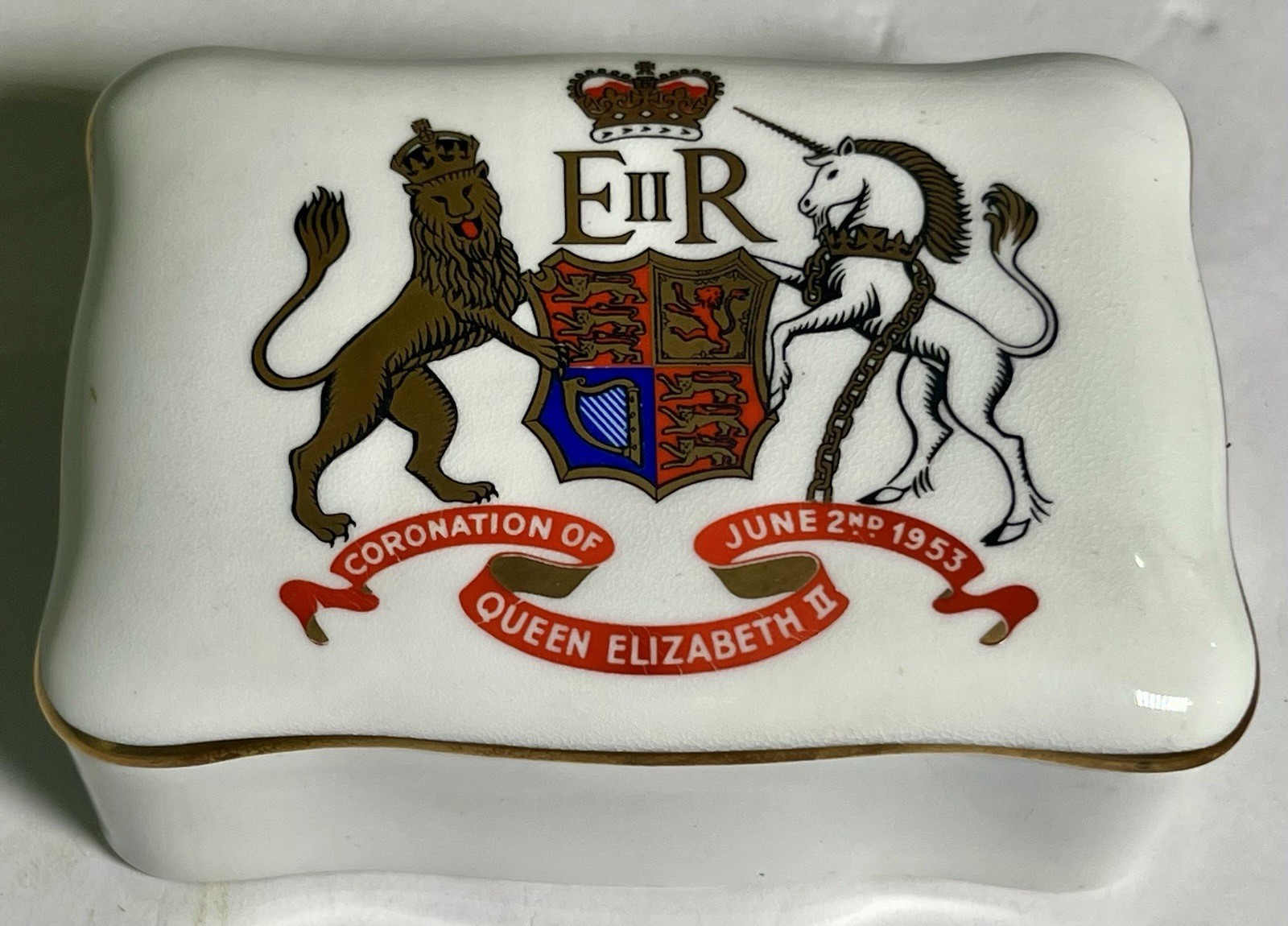 ANTIQUE CROWN STAFFORDSHIRE QUEEN ELIZABETH II CORONATION 1953 TRINKET BOX
