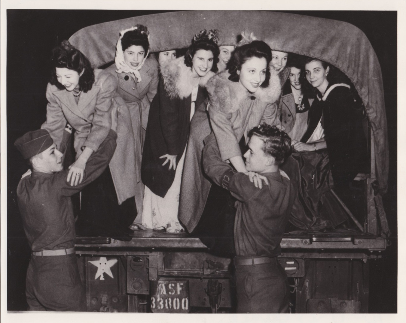 1991 Press Photo WWII Women arrive at Camp Plauche for USO dance in 1944