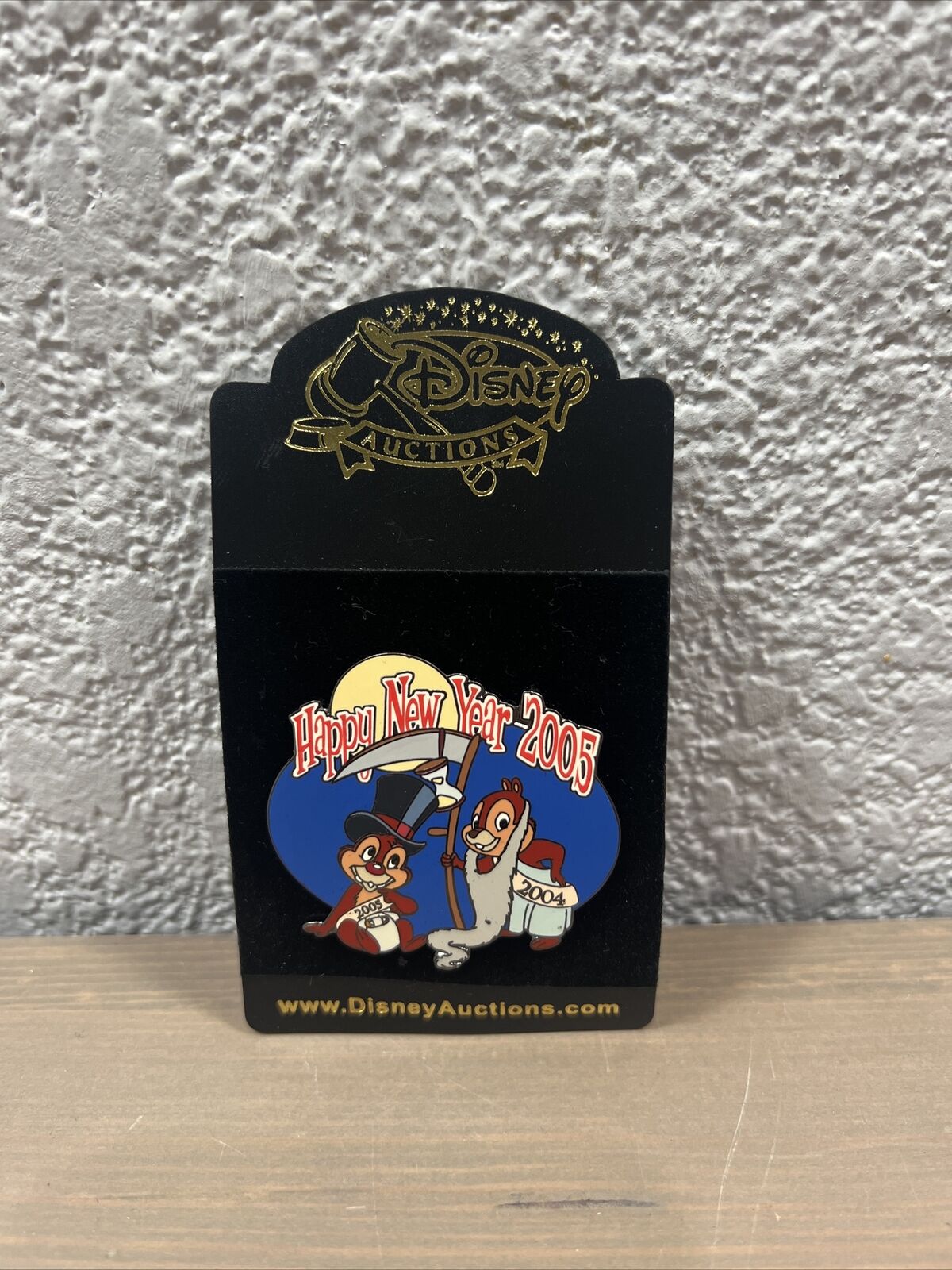 DISNEY AUCTIONS EXCLUSIVE CHIP AND DALE HAPPY NEW YEAR 2005 LE 250 TRADING PIN 