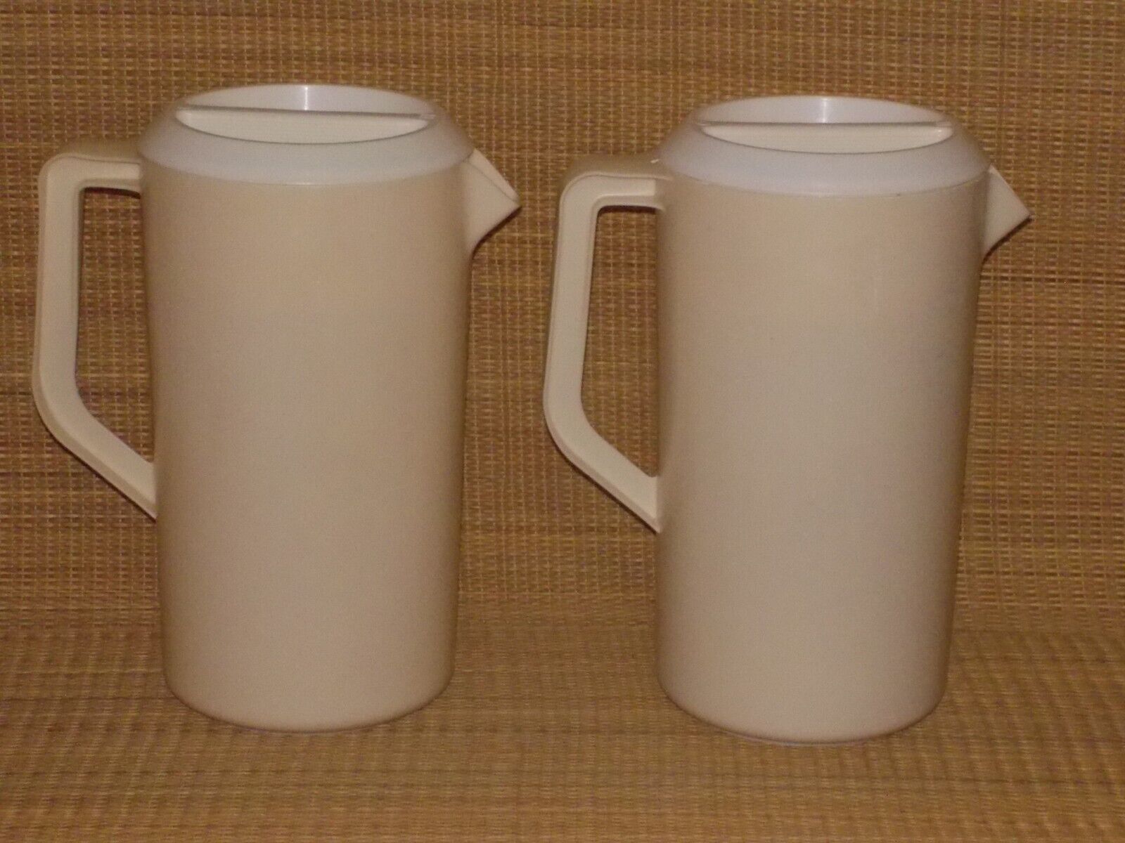 TWO Cream-Ivory-Almond Rubbermaid 2 1/4 Quart Pitchers 2445 + Lid clean PAIR LOT