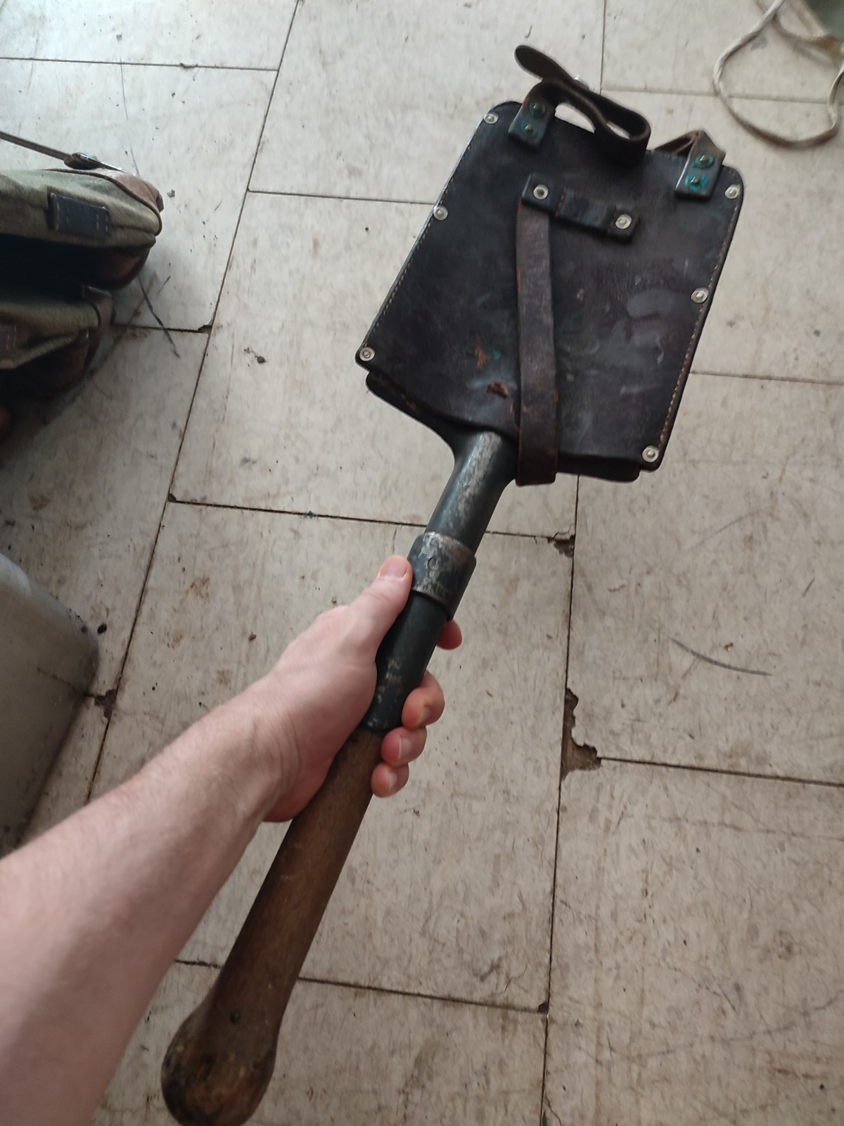 Model WW2 1938 SWISS ARMY 🪖 shovel with genuine leather date stamped. 💯% Model WW2 1938 SWISS ARMY 🪖 shovel with genuine leather date stamped. 💯%