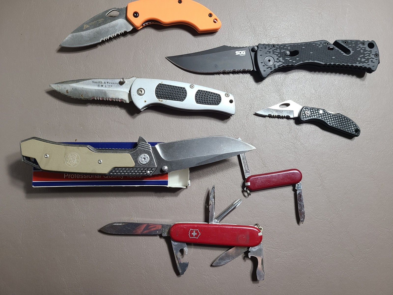Lot of 7, Pocket Knives. 2 Smith & Wesson , 1 SOG, 1 OZARK, 1 SWISS, 2 MINI