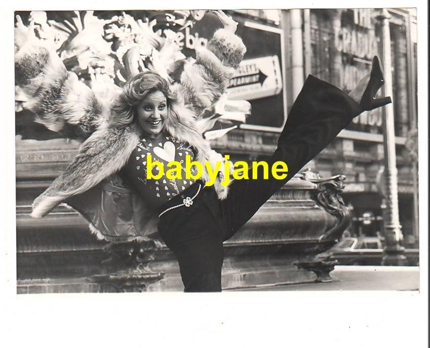 LORNA LUFT ORIGINAL 5.5X8 PHOTO CANDID DOING HIGH KICK 1974 IN MEXICO