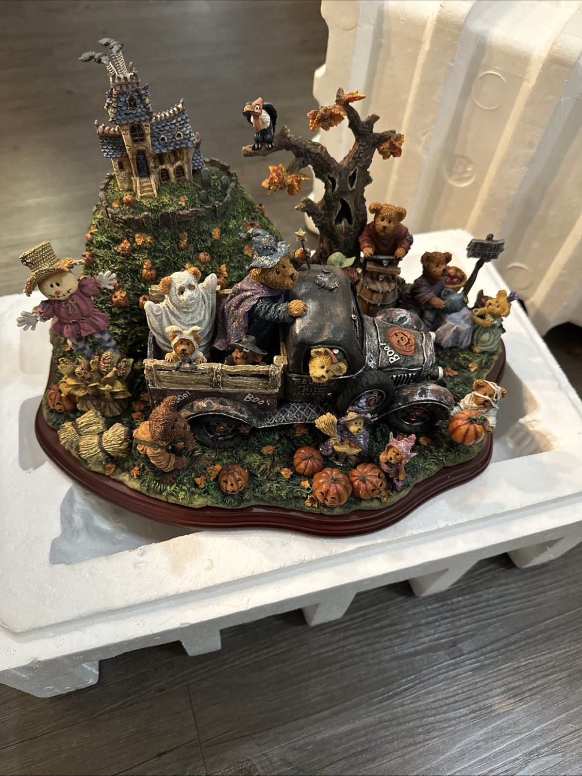 Boyds Bears Danbury Mint The Boyds Bears At Haunted Hill READ BROKEN PIECE