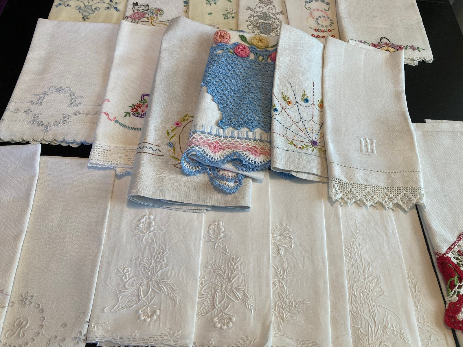GORGEOUS LOT OF *25* VINTAGE HAND EMBR/CUTWORK/CROCHET FINGERTIP/GUEST TOWELS