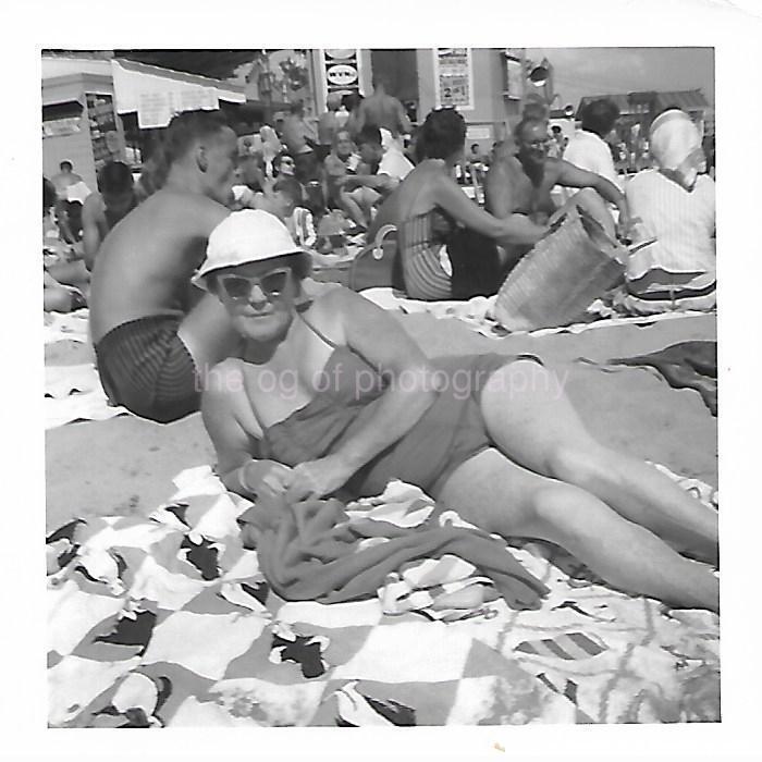 A DAY AT THE BEACH Women FOUND PHOTOGRAPH Black+White ORIGINAL 211 47 P