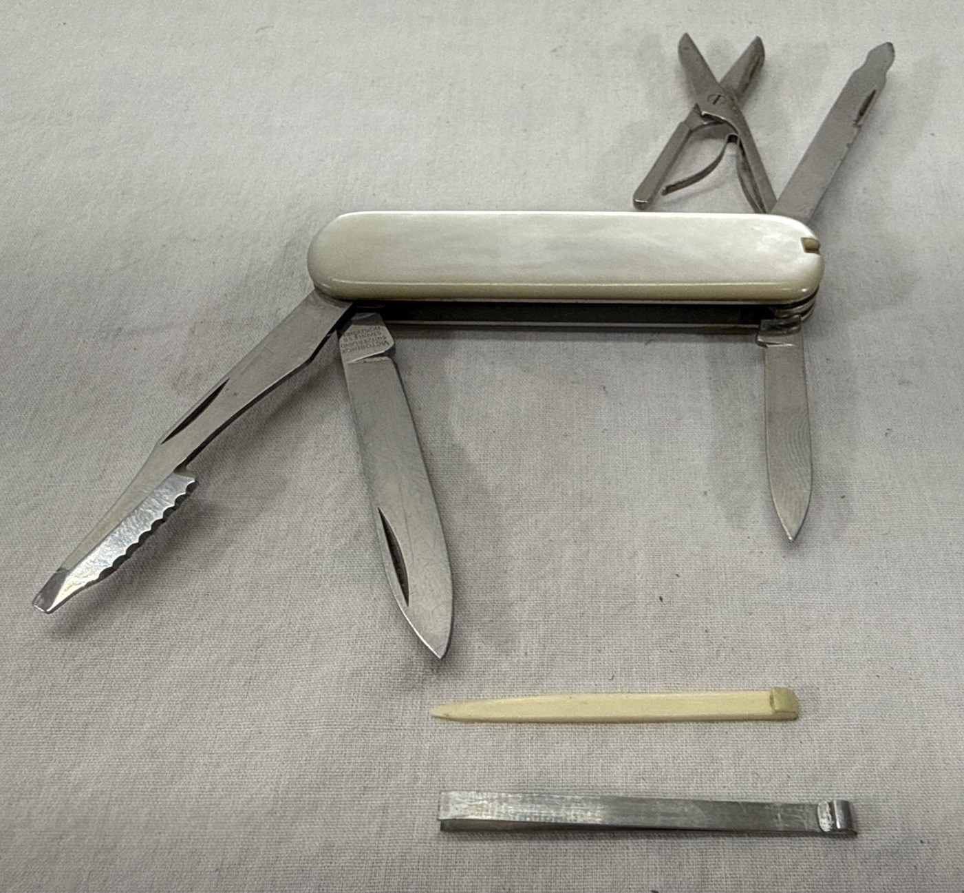 Victorinox Mother of Pearl Handle Swiss Army Knife Rostfrei - Chipped Handle Victorinox Mother of Pearl Handle Swiss Army Knife Rostfrei - Chipped Handle