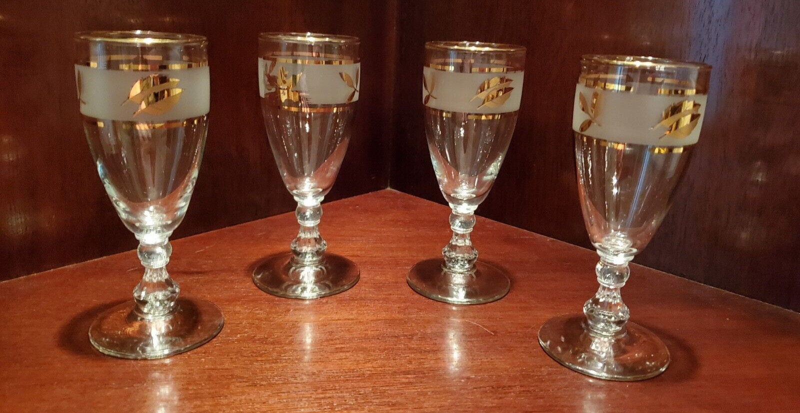 LIBBEY 1950\'S CORDIAL GLASSES- W/ GOLD LEAVES INSIDEAN ETCHED BAND- SET OF (4)