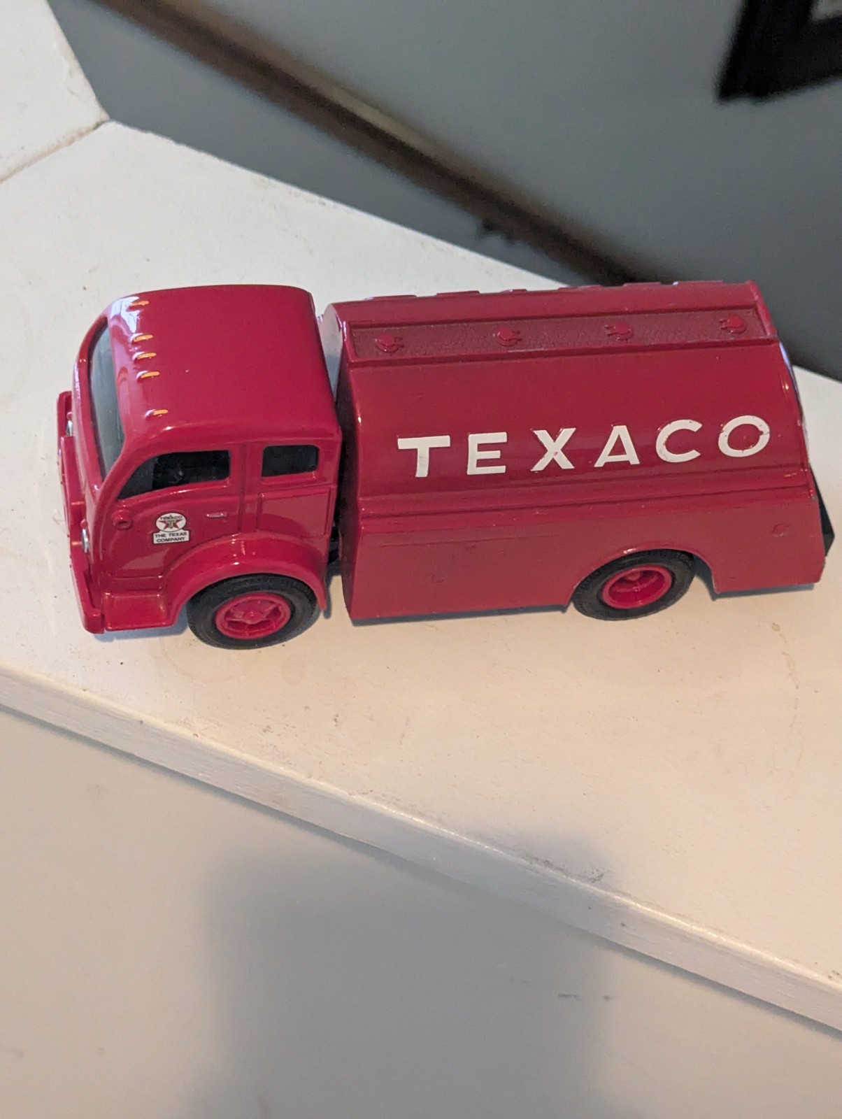 Vintage Red Die Cast Ertl 1949 White 3000Tilt Cab Tanker Bank.