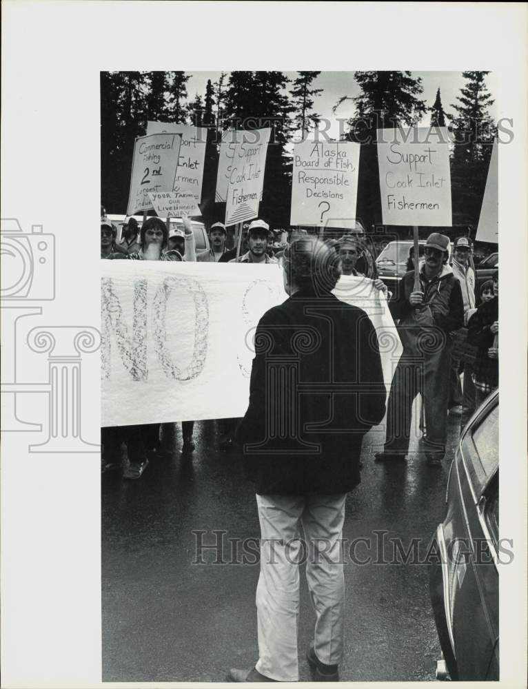 1984 Press Photo Governor Sheffield greeted by protesting fishermen in Kenai 1984 Press Photo Governor Sheffield greeted by protesting fishermen in Kenai