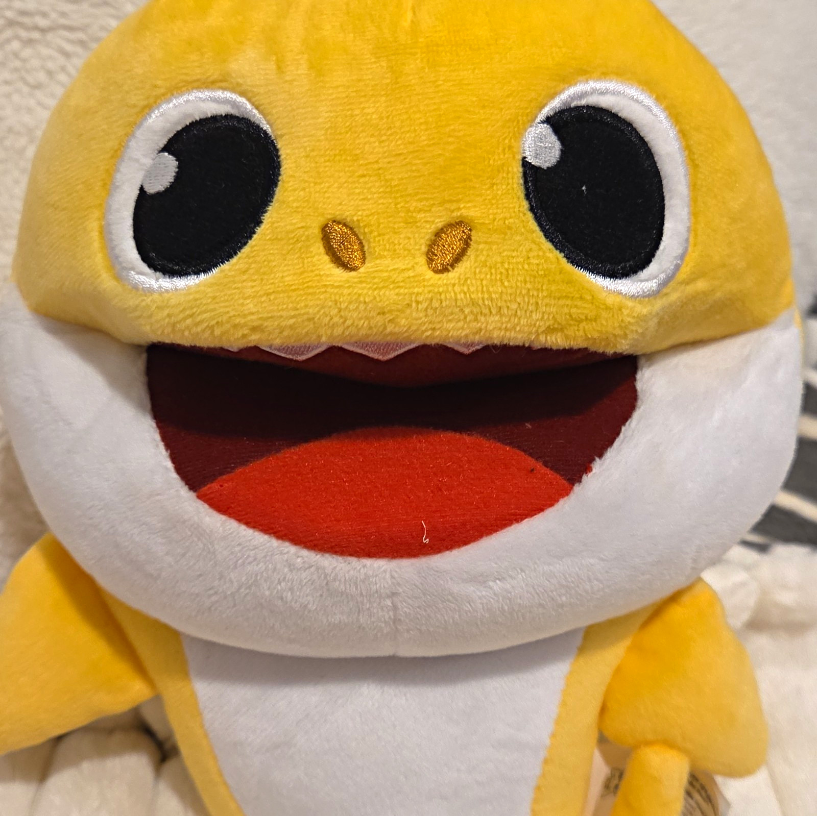 Pinkfong Baby Shark Yellow/White Plush Stuffed Animal Toy 2019 Tested Pinkfong Baby Shark Yellow/White Plush Stuffed Animal Toy 2019 Tested
