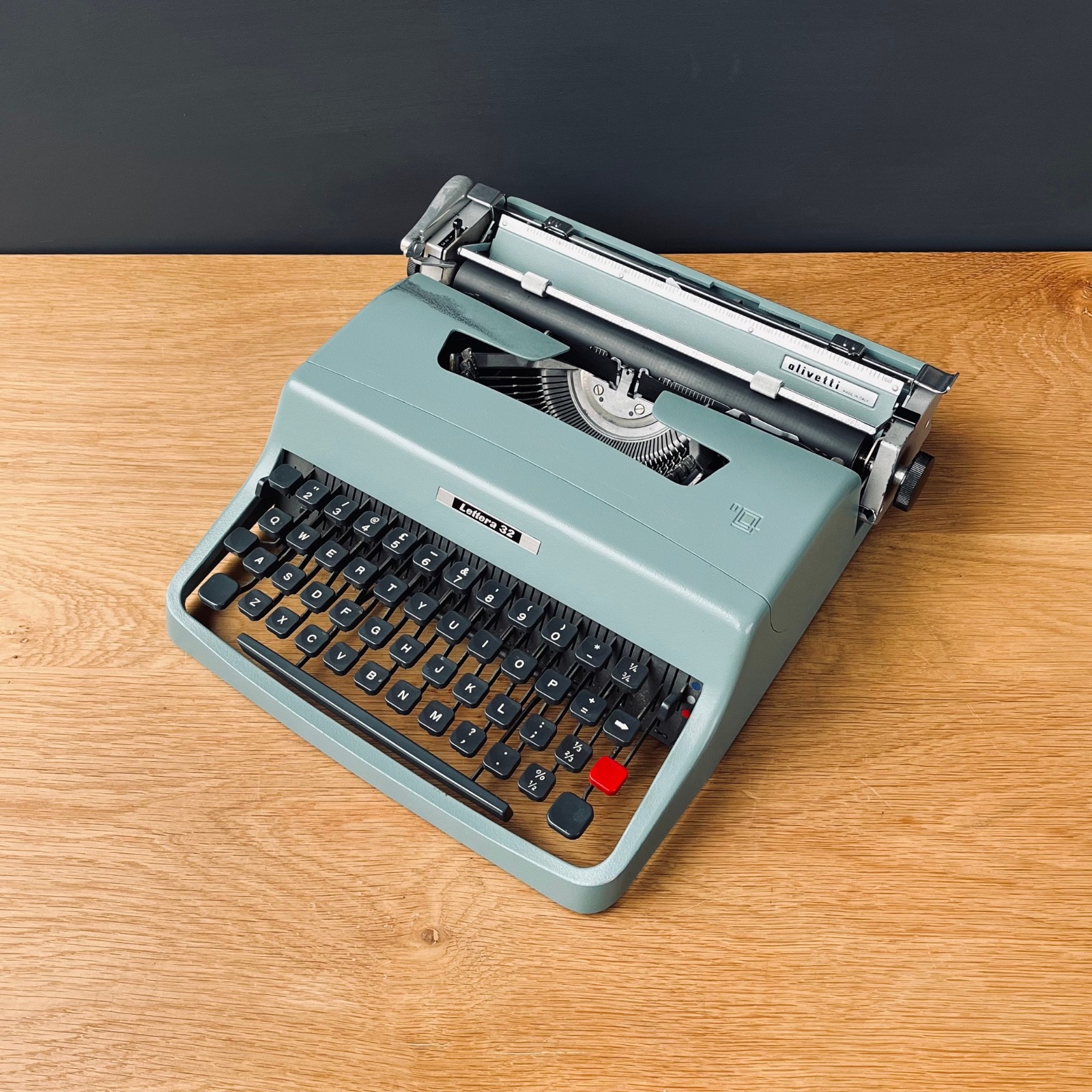 Vintage Italian Olivetti Lettera 32. Functional. EXCELLENT Cond. New ribbon. Vintage Italian Olivetti Lettera 32. Functional. EXCELLENT Cond. New ribbon.