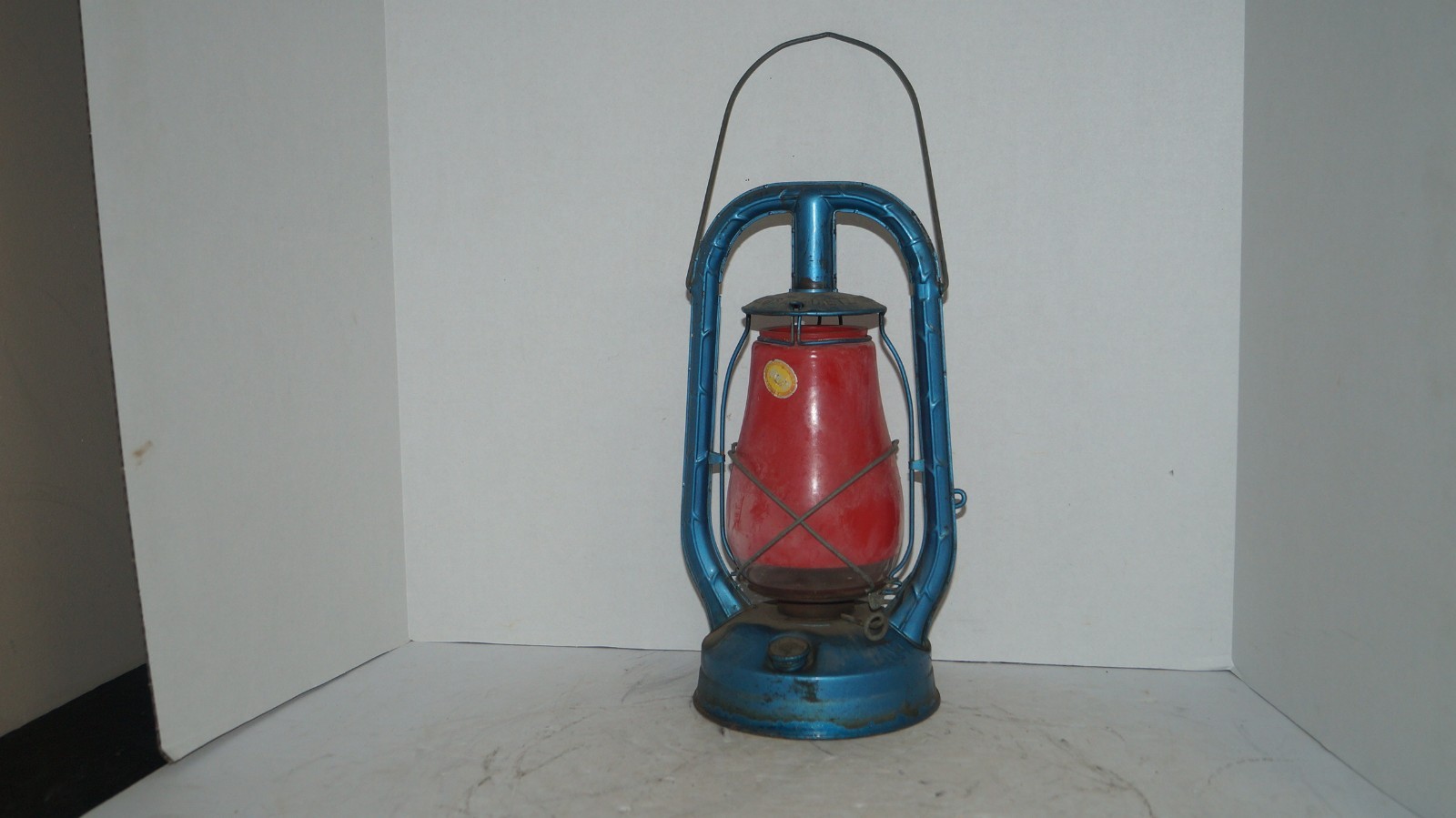 VINTAGE DIETZ MONARCH NY USA LANTERN with Red Dietz Globe