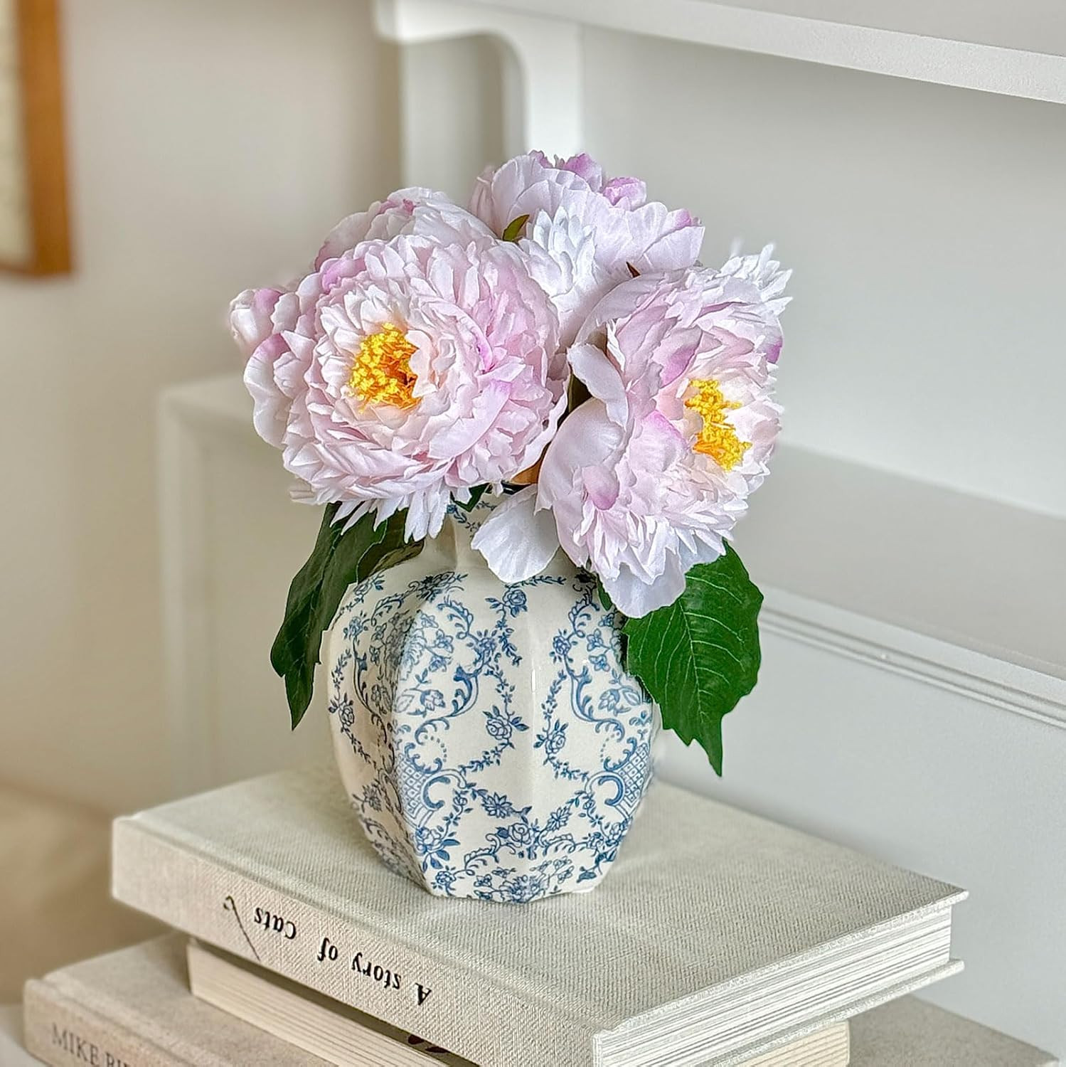 Vintage Blue Ceramic Vase, Small Blue and White Porcelain Decorative Flower Vase Vintage Blue Ceramic Vase, Small Blue and White Porcelain Decorative Flower Vase
