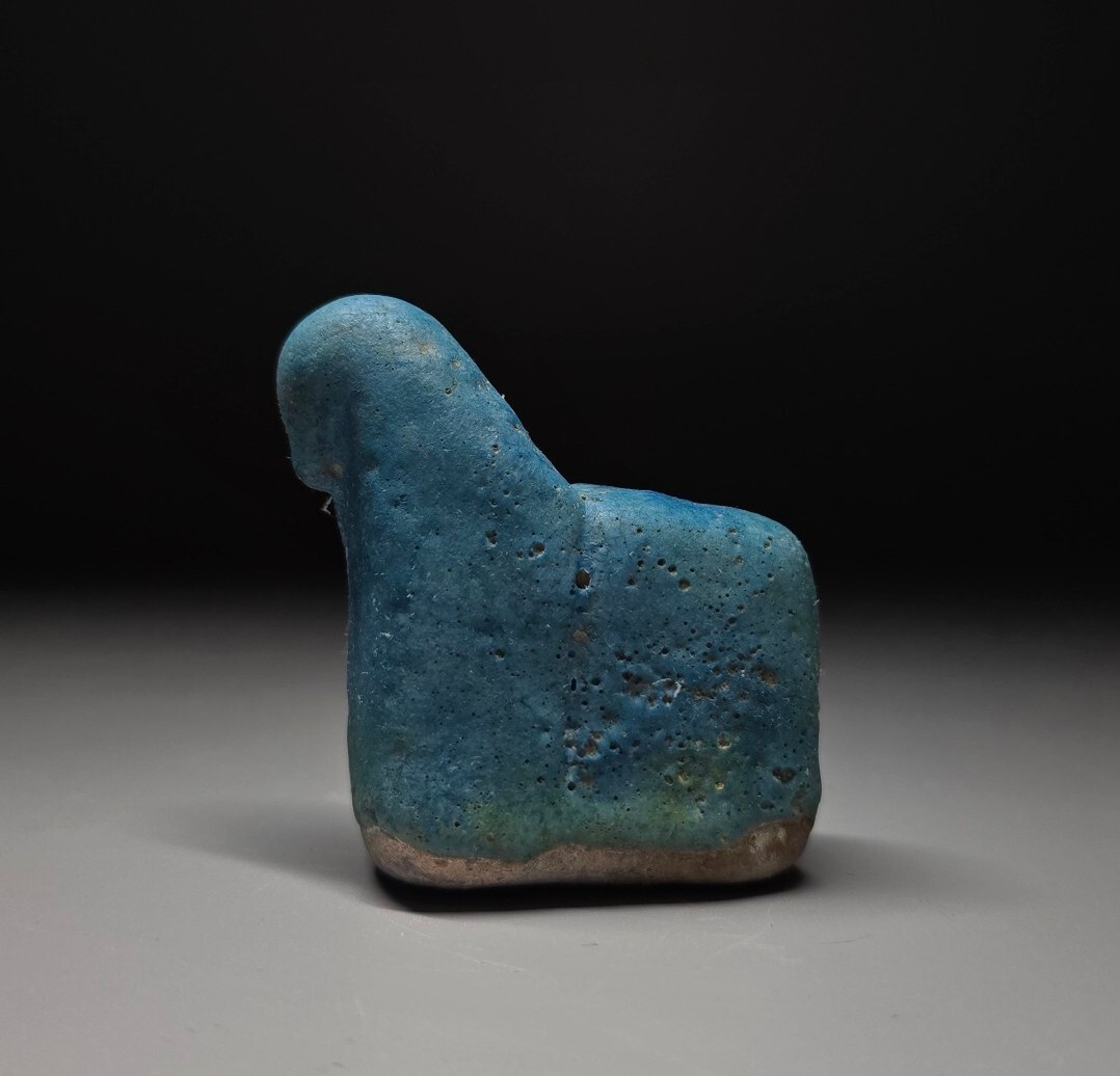 CIRCA AN IMPORTANT PERSIAN SELJUK KASHAN CERMAIC BLUE GLAZED CHESS PIECE, HORSE.