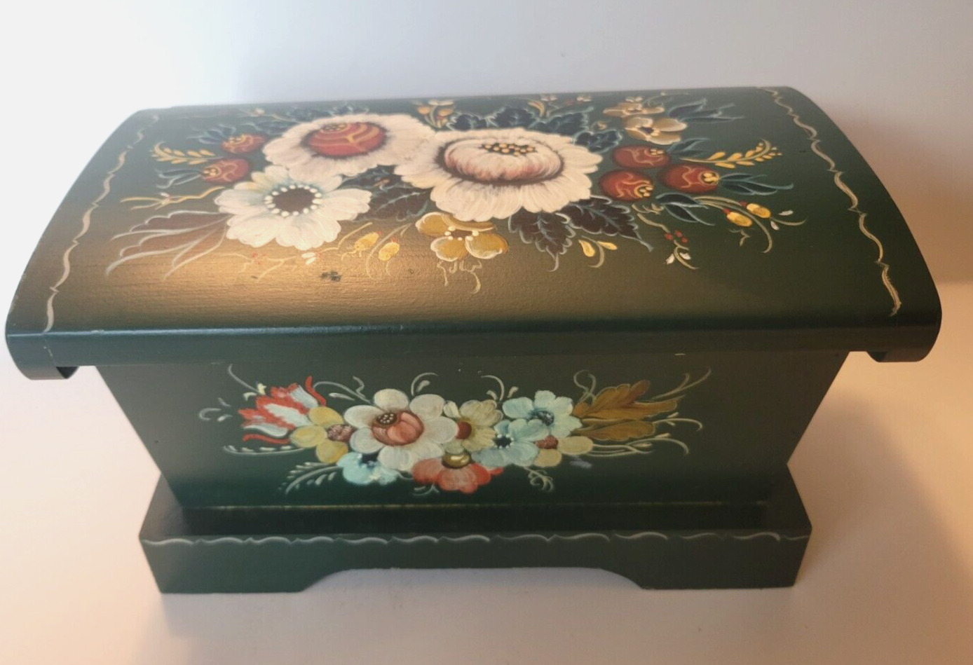 Hand Painted Rosemaled Wooden Norwegian Scandinavian hinged box 9 1/2\