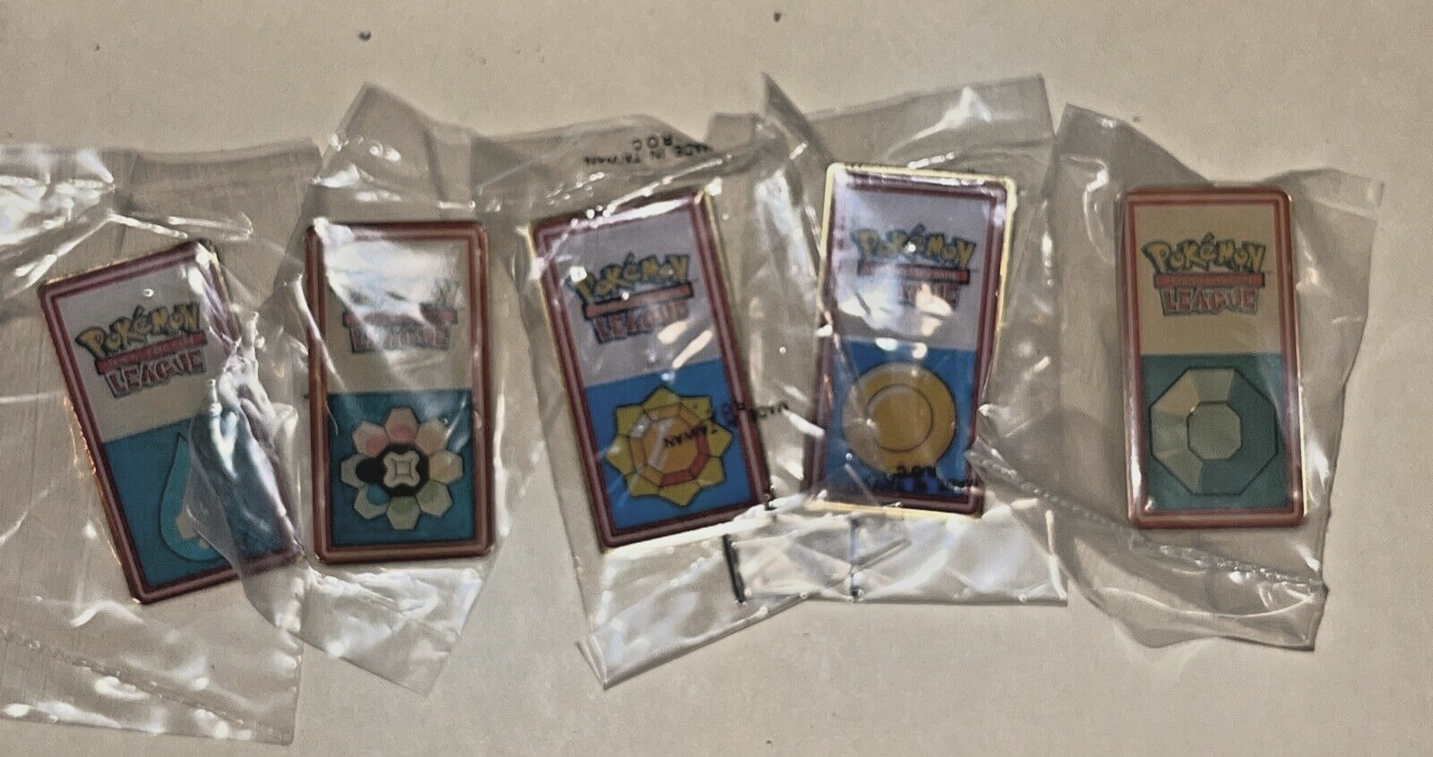 5 Kanto Gym League Badge Pins Vintage 1999/2000SEAL Sealed w/ Marsh Wiz