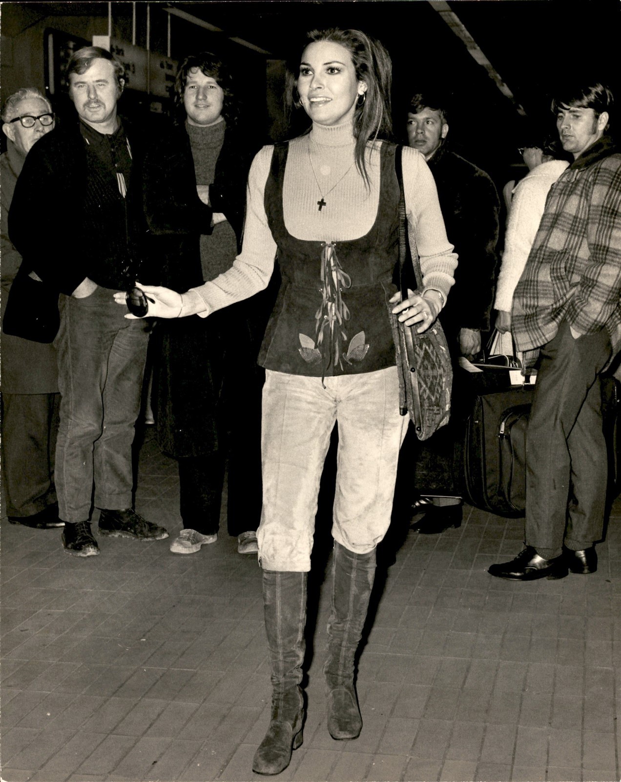 LMPE50 1971 Original Photo RAQUEL WELCH ARRIVES IN LONDON TO FILM HANNIE CAULDER