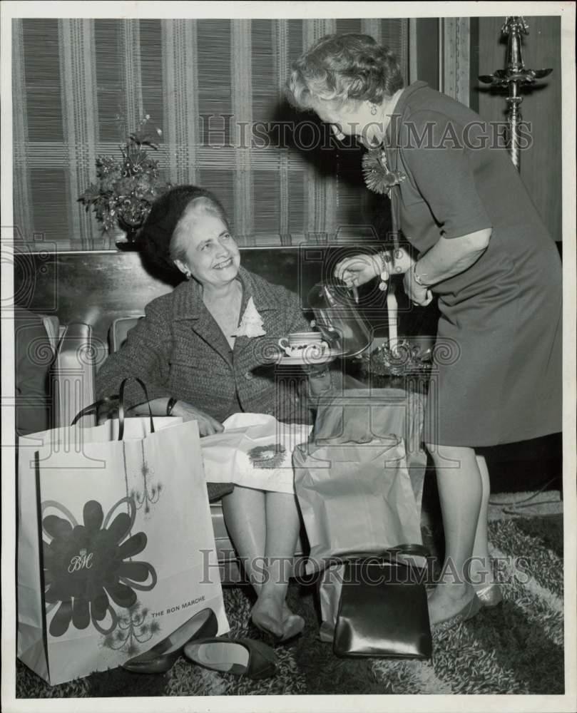 1967 Press Photo Mrs. O.W. Fisher serves tea to Mrs. W. Herbert Everitt at party