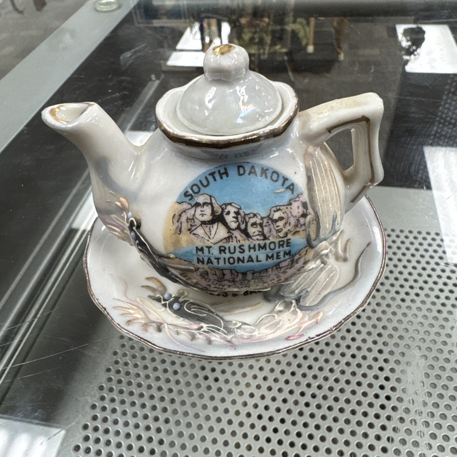 Vtg Mt Rushmore National Memorial Souvenir Tea Pot 4” Tall w/Lid & Saucer SD