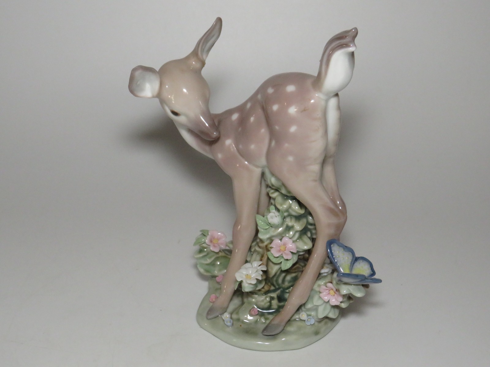 Lladro Hi There #5672 Salvador Debon Baby Deer With Butterfly Gloss Finish Lladro Hi There #5672 Salvador Debon Baby Deer With Butterfly Gloss Finish