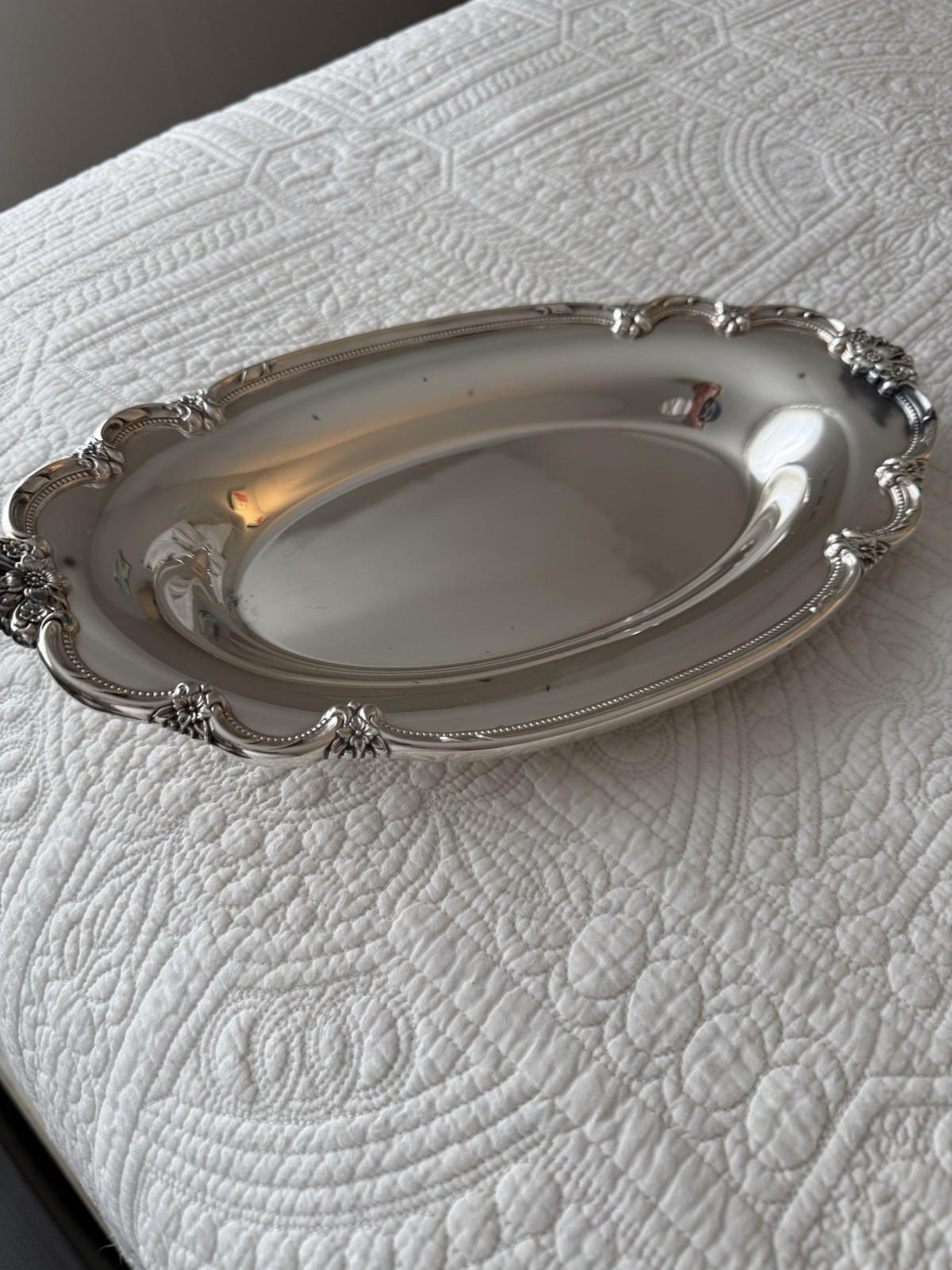 Vintage 1847 Rogers Brothers Silverplate Rememberance #9819 Bread Tray