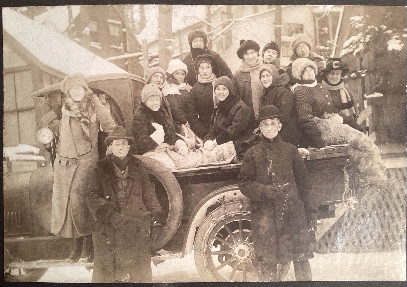 1910’s CABINET CARD Candid PHOTO 15 Guys & Gals On A Truck Winter Antique