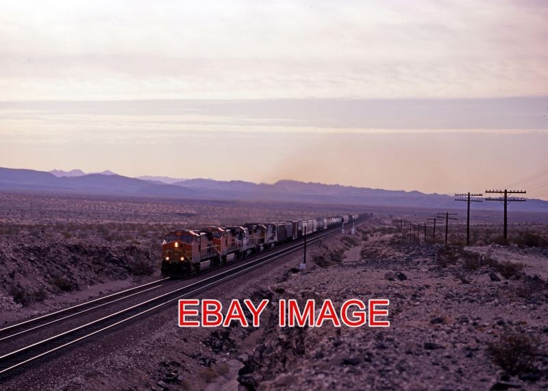 PHOTO  USA RAILWAY BNSF 4943 WESTBOUND MIXED MANIFEST ON ASH HILL NEEDLES SUB-DI