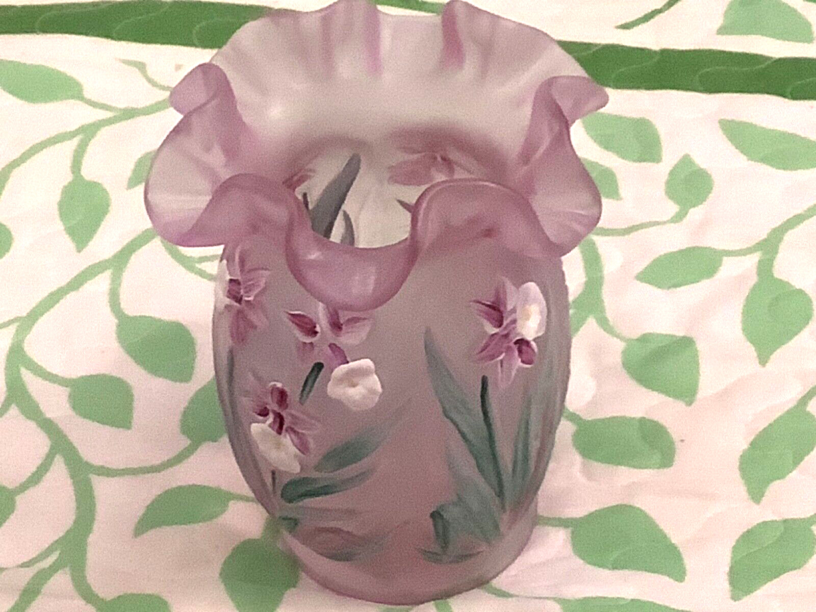 FENTON VASE LAVENDER RAISED DAFFODILS 95th ANNIVERSARY 2000 S BURNS SIGNED EUC