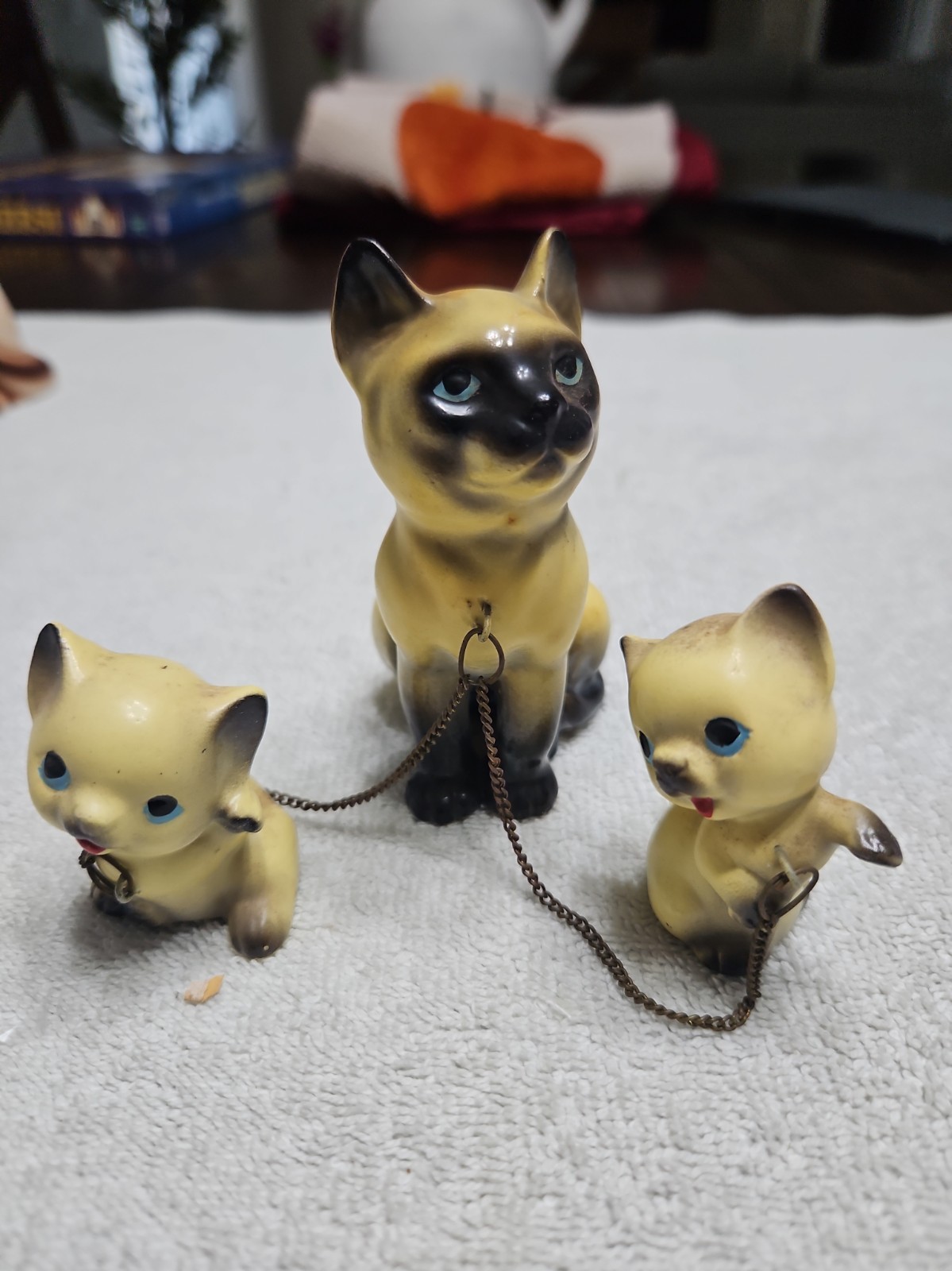 3 Vintage Siamese Cat Figurine Japan Blue Eyes Family Kittens w/ Chain -rare 27