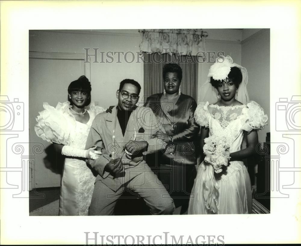 1991 Press Photo Glen Davenport with models wearing his designs. - noa83946