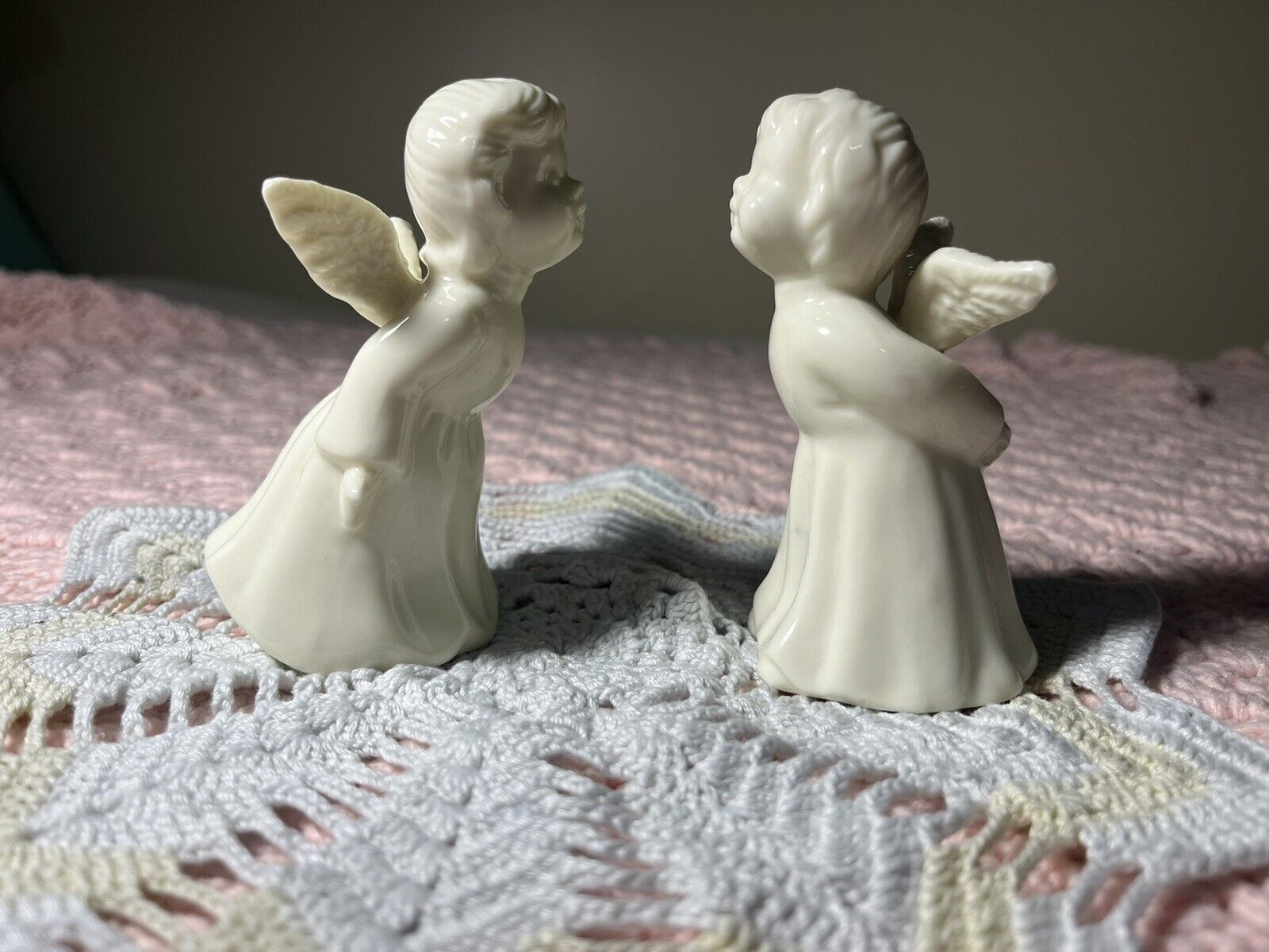 Adorable Vintage Kissing Angels. Ceramic Figurines Off White Glossy Boy & Girl