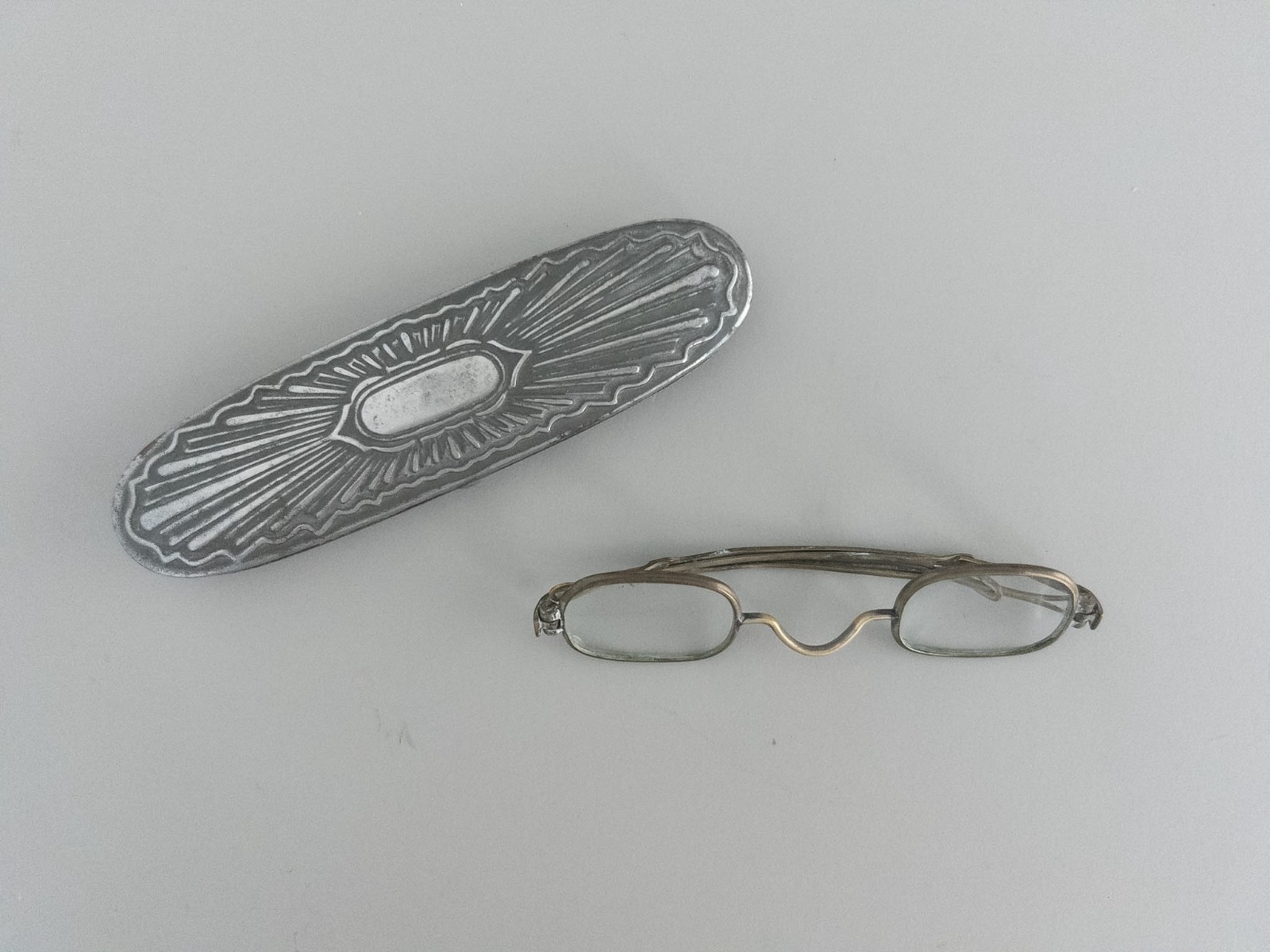 1860s Antique Civil War Era Wire Rim Slide Temple Eyeglasses With Metal Case 1860s Antique Civil War Era Wire Rim Slide Temple Eyeglasses With Metal Case