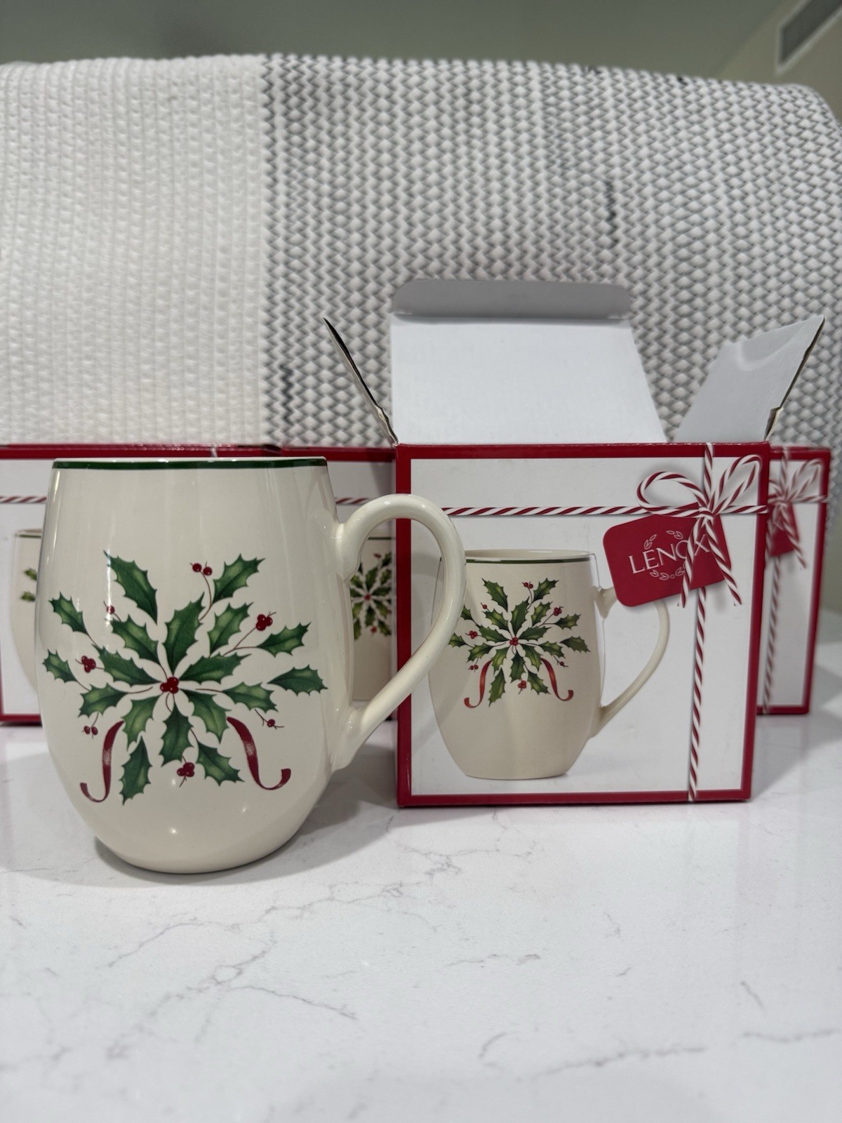 Lenox Holiday Cocoa Mugs Set of 4 NEW IN BOX 18oz Christmas Holly & Berries