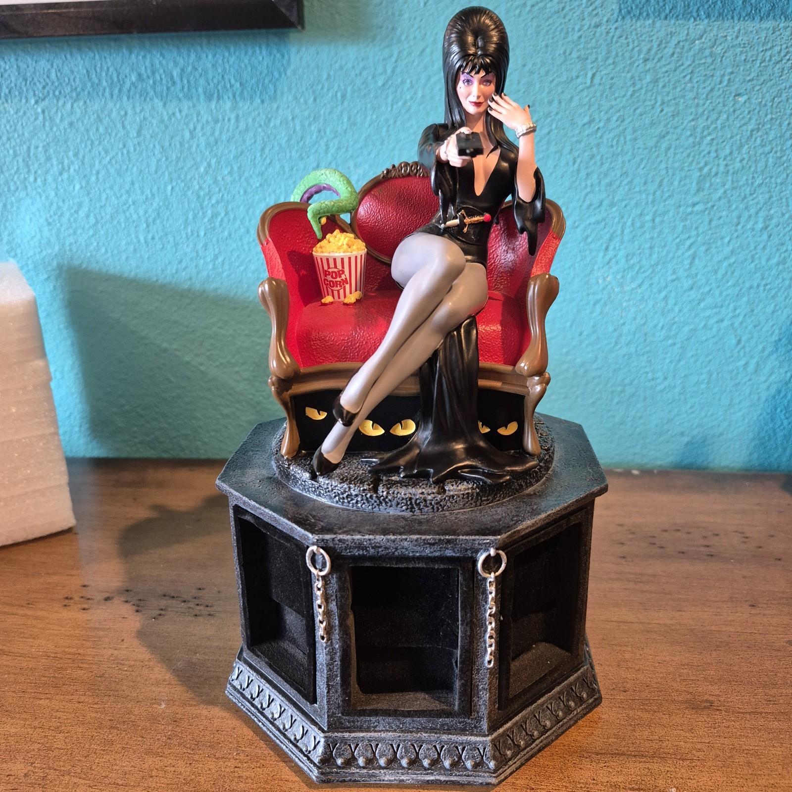 Elvira Mistress of The Dark Zippo Lighter Display Bradford Exch. 01-41454-012