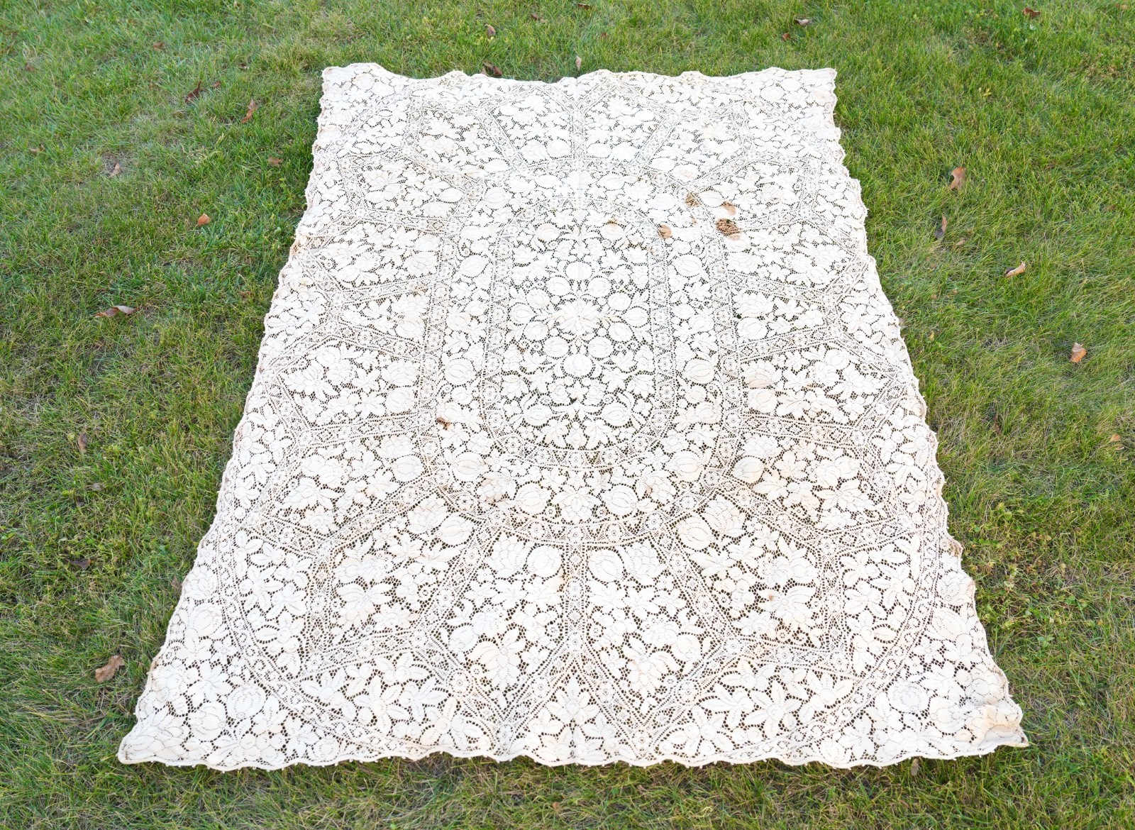 Vintage Victorian White Lace Tablecloth Flower Medallion Filet Topper Antique